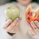Mujer gestionando ansiedad por comer y antojos de fin de semana siguiendo una guía psicológica.